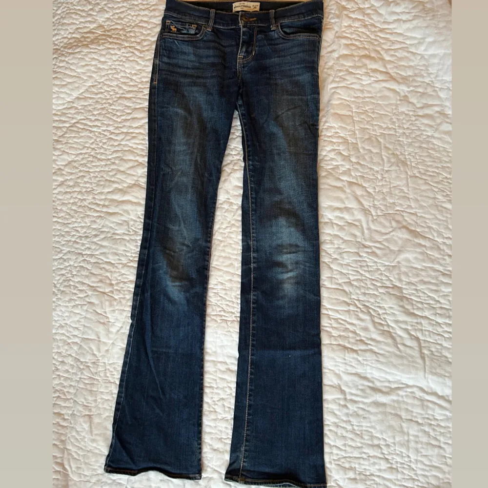 Säljer mina lågmidjade abercrombie jeans. Jag är 167 och dom är mycke bra längd på mig. Skulle säga att storleken är som en xxs 💖. Jeans & Byxor.