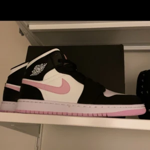 Jordan 1 mid arctic pink - Säljer dessa jordans som är i storlek 39, de är i gott skick men har hål på undersidan. Säljer för 300kr och nypriset är ungefär 3699kr, priset kan diskuteras. Både svarta och vita skosnören skickas med.