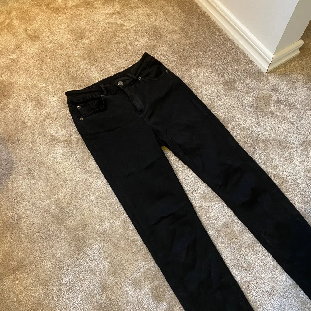 Svarta jeans🖤Jätteskönt Material!🖤. Jeans & Byxor.