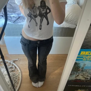 Lowwaist/lågmidjade Stockholmsstil cargo jeans - Superfina lågmidjade/lowwaist cargo jeans, liknande de från h&m som är slutsålda men ett annat märke. Passar as bra med en leopard/mesh/spets/päls/fluffig topp