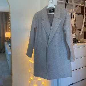 Kappa vår - En fin kappa från pull and bear som är perfekt nu för våren. Använd en säsong. 
