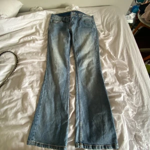 Brandy Melville jeans  - Lågmidjade jeans från brandy Melville som går att justera i midjan  Lagom långa för nån som är ca 165  Köparen står för frakten