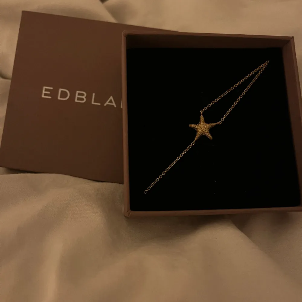 Nyskick Aldrig använt den, har även ett matchande halsband som jag inte användit Säljer för 300kr då den är köpt för 450kr. Asusteet.