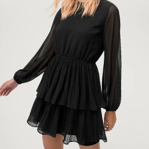 Ginatricot Klänning - Säljer denna svarta klänning från Ginatricot. Är i storlek M och endast använd en gång. Har inga defekter. 