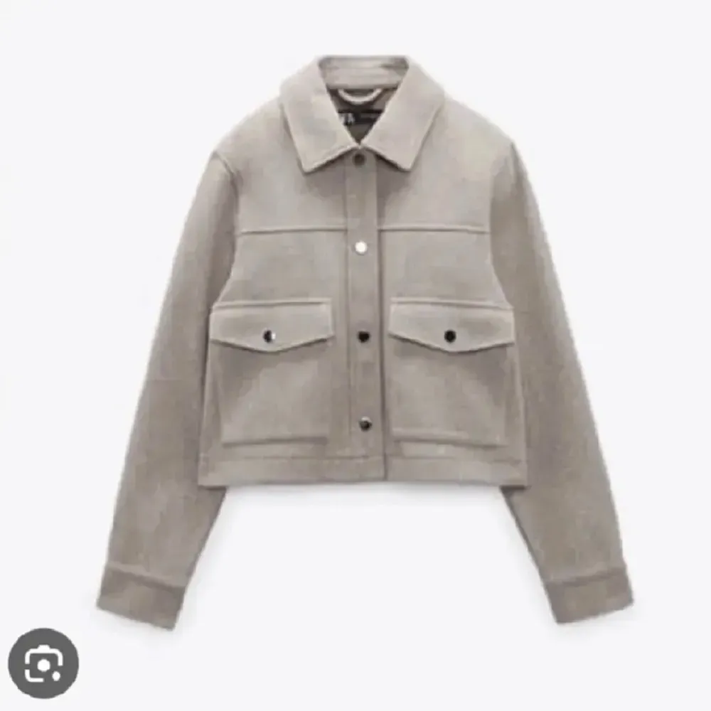 En beige kappa nästan oanvänd från Zara. Köptes förra året och endast använd fåtal gånger. Nypris 399 kr💕. Jackor.