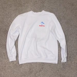 Minttu tröja - Tja säljer min Minttu tröja i nyskick, använd fåtal gånger. Skriv för fler bilder o frågor😁