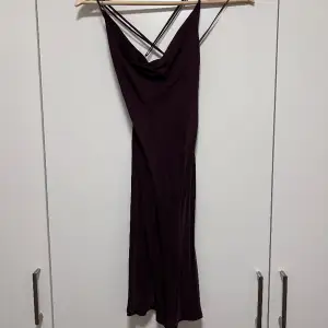 Klänning från H&M, korsad rygg. Aldrig använd då den är för kort för mig. (170 cm)