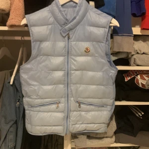 Moncler väst - Säljer min moncler väst i storlek 1