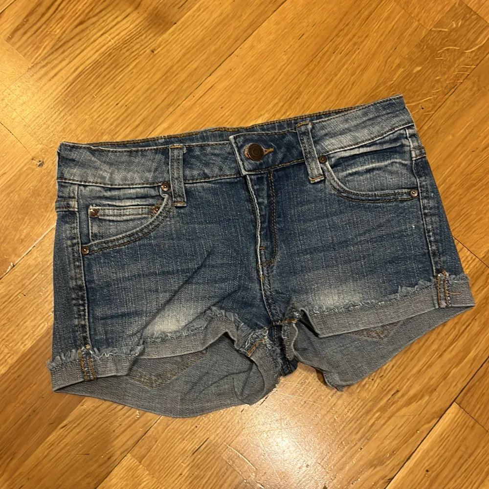 Snygga korta jeansshorts från Msmgo Denim i storlek 32. Toppskick!. Shorts.