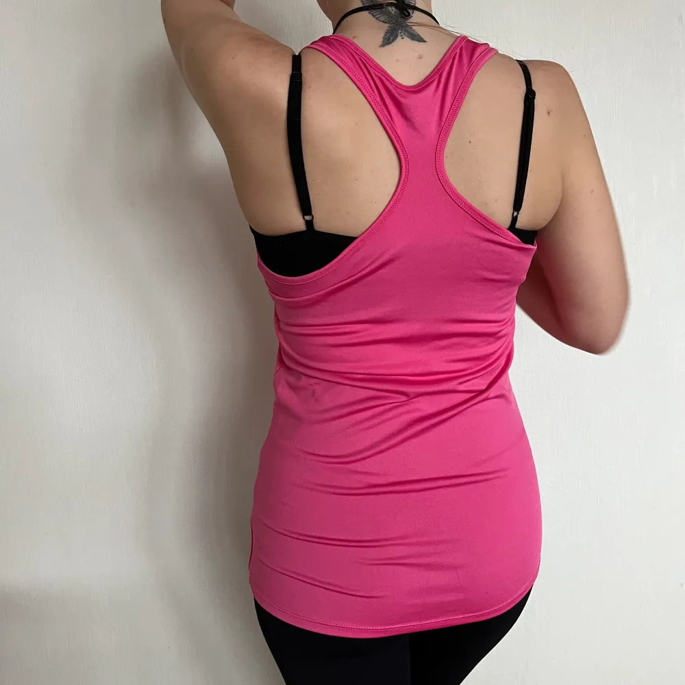 Soc pink sport top. Very good for gym training or running. 🏃‍♀️  Size: S/XS. Toppar.