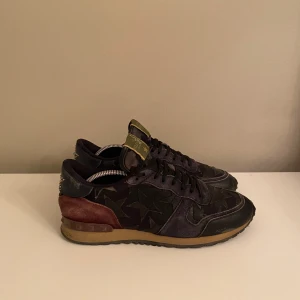 Valentino Rockrunner  - Säljer nu dessa valentino rockrunner, bedöm skicket själv! Ny pris”8500kr”