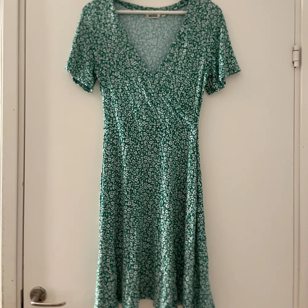 Grön blommig klänning 💚 Storlek Xs💚 Använd en gång och bra skick💚 skriv privat för fler bilder eller frågor!💚. Klänningar.