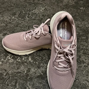 Sketchers Arch Fit - Big Appeal.  - Säljer ett par Sketchers Arch Fit - Big Appeal. Perfekta för promenader/till vardagen och har hög stötdämpning för maximal komfort. Säljs pga fel storlek, endast använda en gång och är nästintill nya.  Ordinarie pris 1399kr.