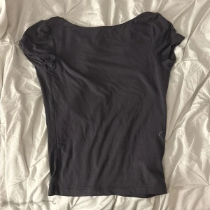 Tröja - Mörk grå tunn tröja med öppen rygg bra skick och har väldigt bara använts ungefär 5 ggr .💕