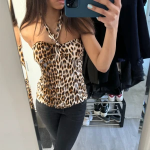Leoprard topp - Supersnygg leopard halterneck topp som funkar både vardagligt eller uppklätt🩷Storlek S men funkar även som M🩷