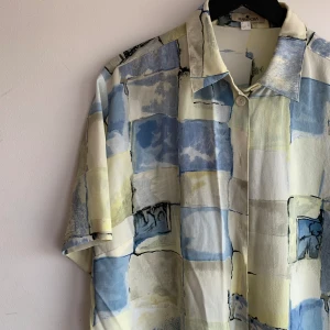 Pastell Vintage skjorta  - Somrig mönstrad tunn retro / vintage skjorta i pastellfärger!🌞Storlek Mens Large men funkar för personer med olika storlekar! Jag är en small och haft den oversized med cykelbyxor t.ex!   Vill du veta mer är det bara att fråga!!🌞