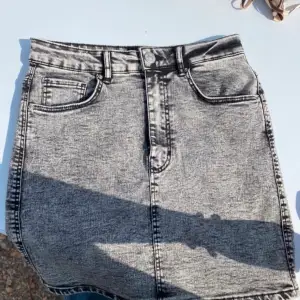 En grå stretchig jeans kjol.  Sjukt snygg men används tyvärr inte längre. 