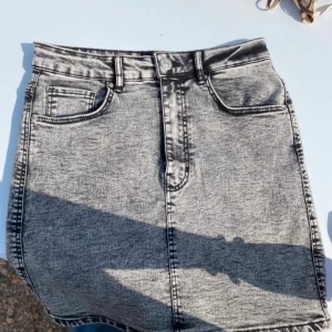Kjol - En grå stretchig jeans kjol.  Sjukt snygg men används tyvärr inte längre. 
