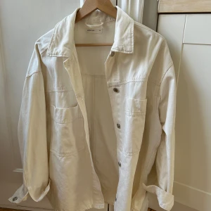 Jeansjacka Gina - Nästintill ny jeansjacka, snygg till våren. Snygg passform 