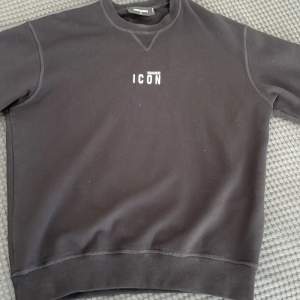 DSQUARED2 ”ICON” tröja i storlek M. I väldigt bra skick har använts ett par gånger, nästan som ny. 