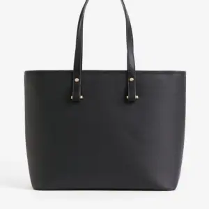 En superfin stor svart väska!! 😍😍  Har nästan aldrig kommit till användning. Pytteliten sliten men ingeting man märker av. 💕💕
