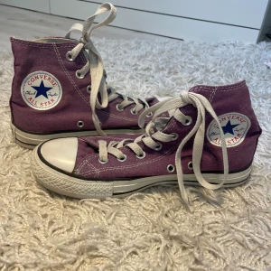 Converse mörk lila ish - Säljer så dem aldrig kommer till användning, sparsamt använda och inga hål eller liknande! Jag har storlek 36,5-37 och dessa passar mig bra