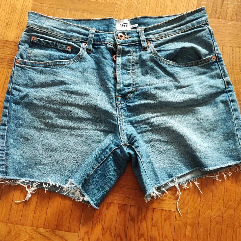 Säljer ett par begagnade jeans shorts från lager 157 i storlek L men skulle säga att det är en liten L eller en större M. Fint skick. Pris kan diskuteras . Shorts.