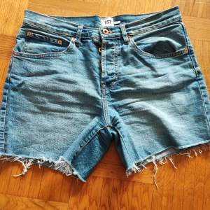Säljer ett par begagnade jeans shorts från lager 157 i storlek L men skulle säga att det är en liten L eller en större M. Fint skick. Pris kan diskuteras 