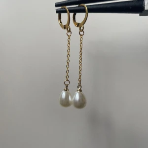 #004 örhängen💘 -  Super snygga örhängen, passar till allt! Köps i par för 45kr, eller styck för 25kr! Finns i både guld o silver🩷