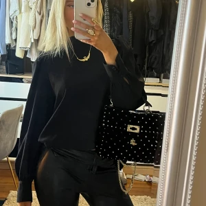 Blus - Säljer denna så söta blusen med en öppning i ryggen 💕