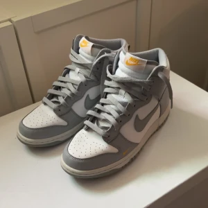 Nike dunk high! - Säljer dessa svinsnygga skor som jag inte kan ha eftersom dem är för små. Dem är använda endast 1 gång utomhus och därmed fortfarande i toppen skick! Pris kan diskuteras, skriv vid funderingar 🫶🏻