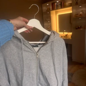 Brandy Melville  - Säljer min brandy Melville zipup om det är någon som vill ha den. Köp den snälla jag säljer den billigt!😁