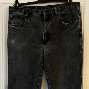 Jeans Crown  - Byxorna passar mig inte helt i stilen numera. Som bild 2 visar har de ett visst slitage, dock märks det knappt/ inget man tänker på särskilt mycket! Storlek: ~32/32