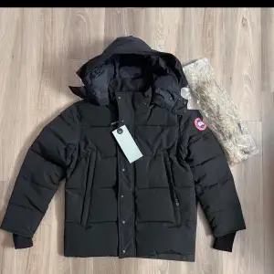 En ny canada goose jacka har använt ett par gånger den är äkta M-S