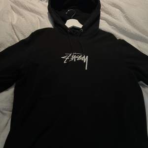 Svart stussy hoodie med sydd logotyp på bröstet. Storlek S, men sitter hyfsat oversize.  Nypris ~ 1300+