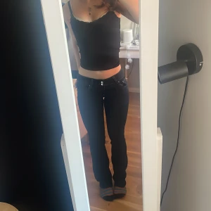Lågmidjade jeans - Säljer dessa lågmidjade jeans. De är väldigt mörkblå, nästintill svarta. Helt nya, med prislappen kvar. Hör av dig vid frågor/mått/intresse. Postar eller möts upp i Stockholm! Märket är ”Gouse” 💞
