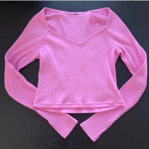 Rosa långärmad tröja - Finaste rosa färgen! I bra skick bara blivit använd några få gånger. Urringad topp med extra långa ärmar med slit längst ner som gör över händerna. Fin tröja till daglig klädsel