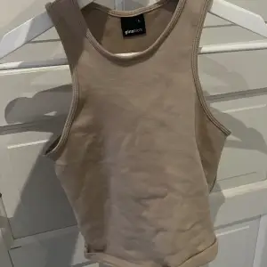 Säljer detta linne från Gina då jag aldrig använder det. Perfekt nu till sommaren och i en jättefin beige färg!🥰