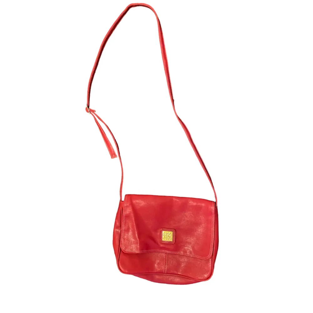 Så fin axelband/rem väska i rött med gulddetaljer och innerfack❣️❣️Skriv privat vid intresse eller frågor😊😊🫶🏼. Väskor.