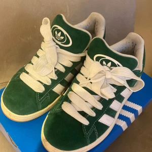 Gröna Campus 00s skor - Helt nya gröna campus 00 i 38,5(de med vita snören är ett par använda) de med gröna snören är helt nya och man får med vita snören.