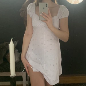 Studentklänning  - Säljer denna vita klänning. Passar perfekt till student men också till en vanlig sommardag! Väldigt mjuk och skön att ha på sig. Använd en gång. Slutsåld online.