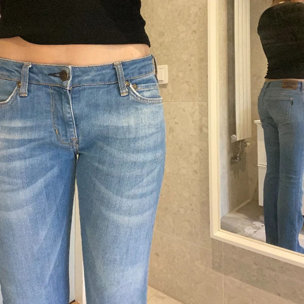 Ljusblåa bootcut jeans i storlek W28 L32. Säljer då där är för korta för mig. De har sytts upp nere, men märks knappt. Annars är de i perfekt skick och aldrig använts!! Kontakta innan köp och för mer info!!. Jeans & Byxor.