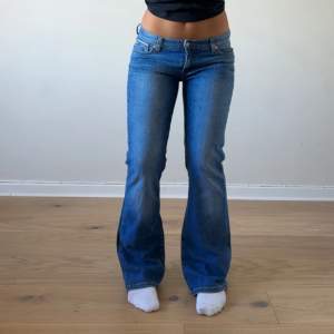 Så snygga ljusa lågmidjade vintage jeans. Midjemåttet är ca 80cm och innerbenslängden är ca 81cm. 