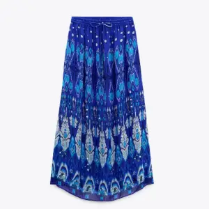 Helt ny kjol från zara. Perfekt inför sommaren.  Den har fina detaljer och fin färg. Den säljs inte längre 