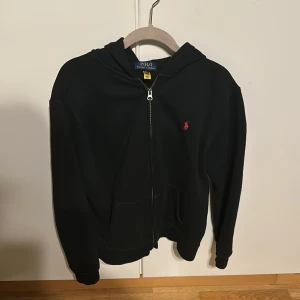 Polo Ralph lauren zip hoodie - Säljer denna Ralph lauren hoodie i toppen skick. Storleken är xl men sitter egentligen som medium. Använd ett antal gånger men inte mycket.