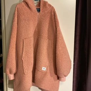 Mysig gosig Happy hoodie, ONESIZE - Som en snuttefilt! Säljes i begagnat skick. Kolla gärna in mina andra annonser för samfrakt!