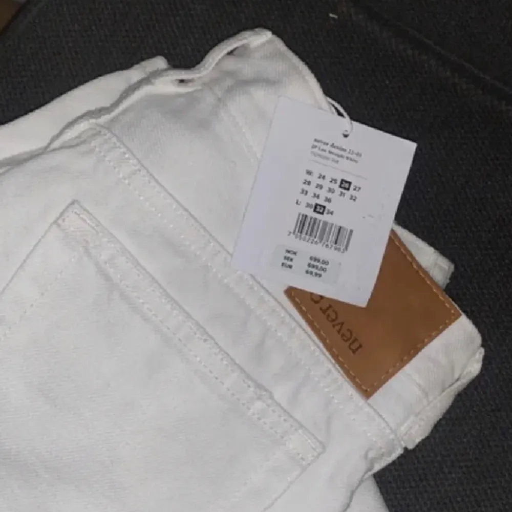 Så fina nya vita jeans från bikbok 🫶🏼💕. Jeans & Byxor.