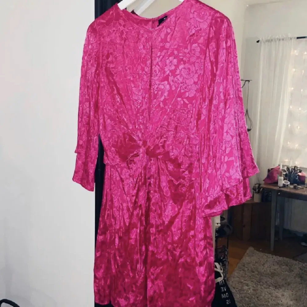 Skitsnygg rosa klänning från GinaTricot! Silkes💖 har en ”öppning” vid bysten. Klänningar.