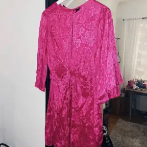 Skitsnygg rosa klänning från GinaTricot! Silkes💖 har en ”öppning” vid bysten