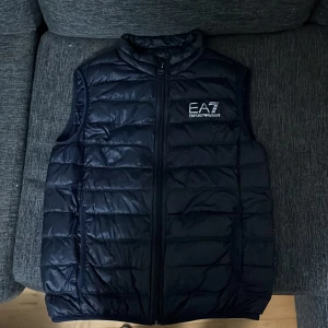 Armani väst strl S - Tja säljer min Armani väst storlek S. Om ni har några frågor så är det bara att kontakta.